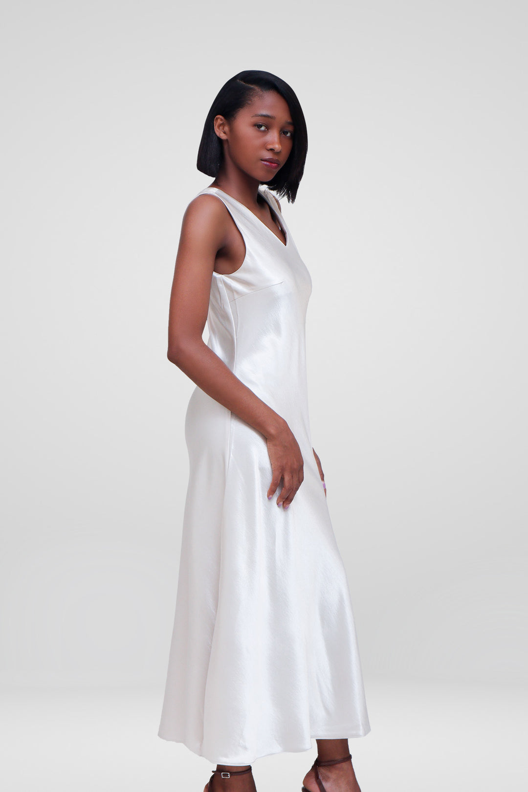 MULHER-VESTIDO BRANCO NOVO