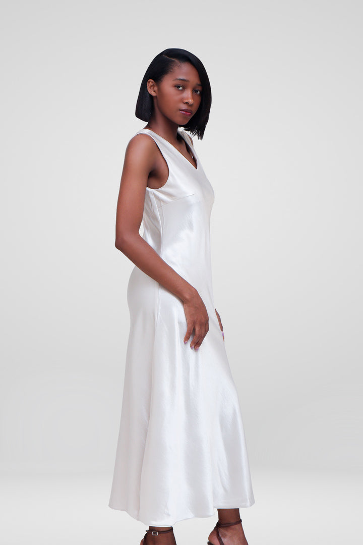 MULHER-VESTIDO BRANCO NOVO