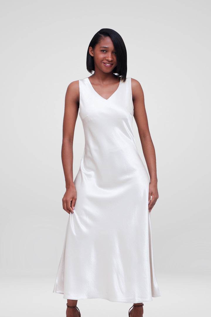 MULHER-VESTIDO BRANCO NOVO