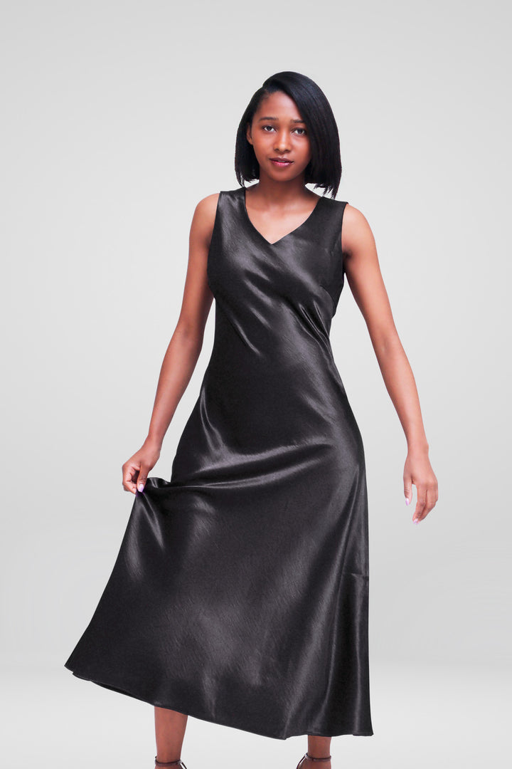 MULHER-VESTIDO PRETO NOVO