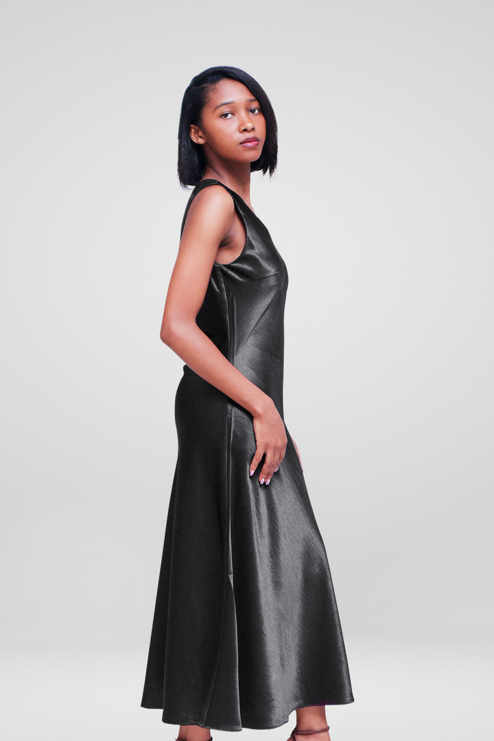 MULHER-VESTIDO PRETO NOVO