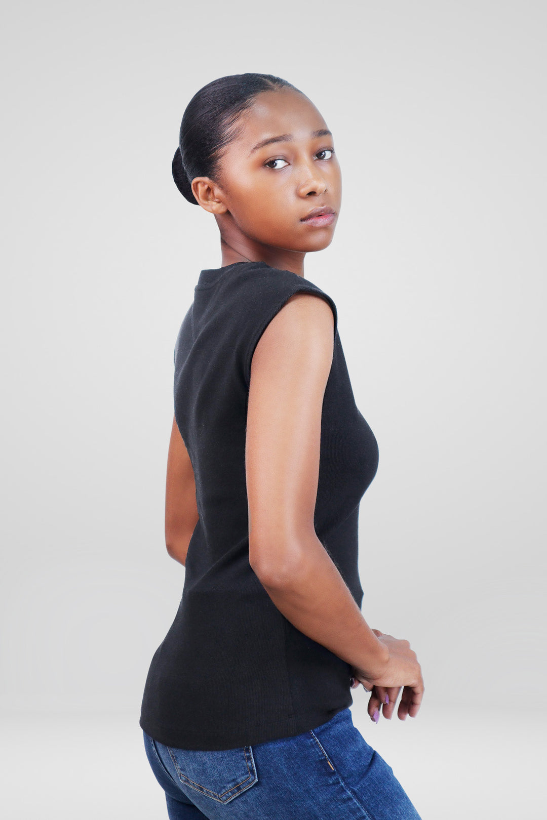 MULHER-BLUSA PRETA NOVA