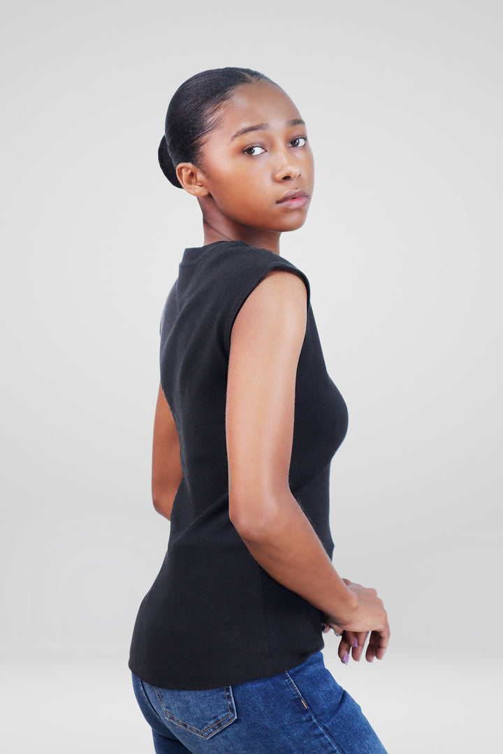 MULHER-BLUSA PRETA NOVA