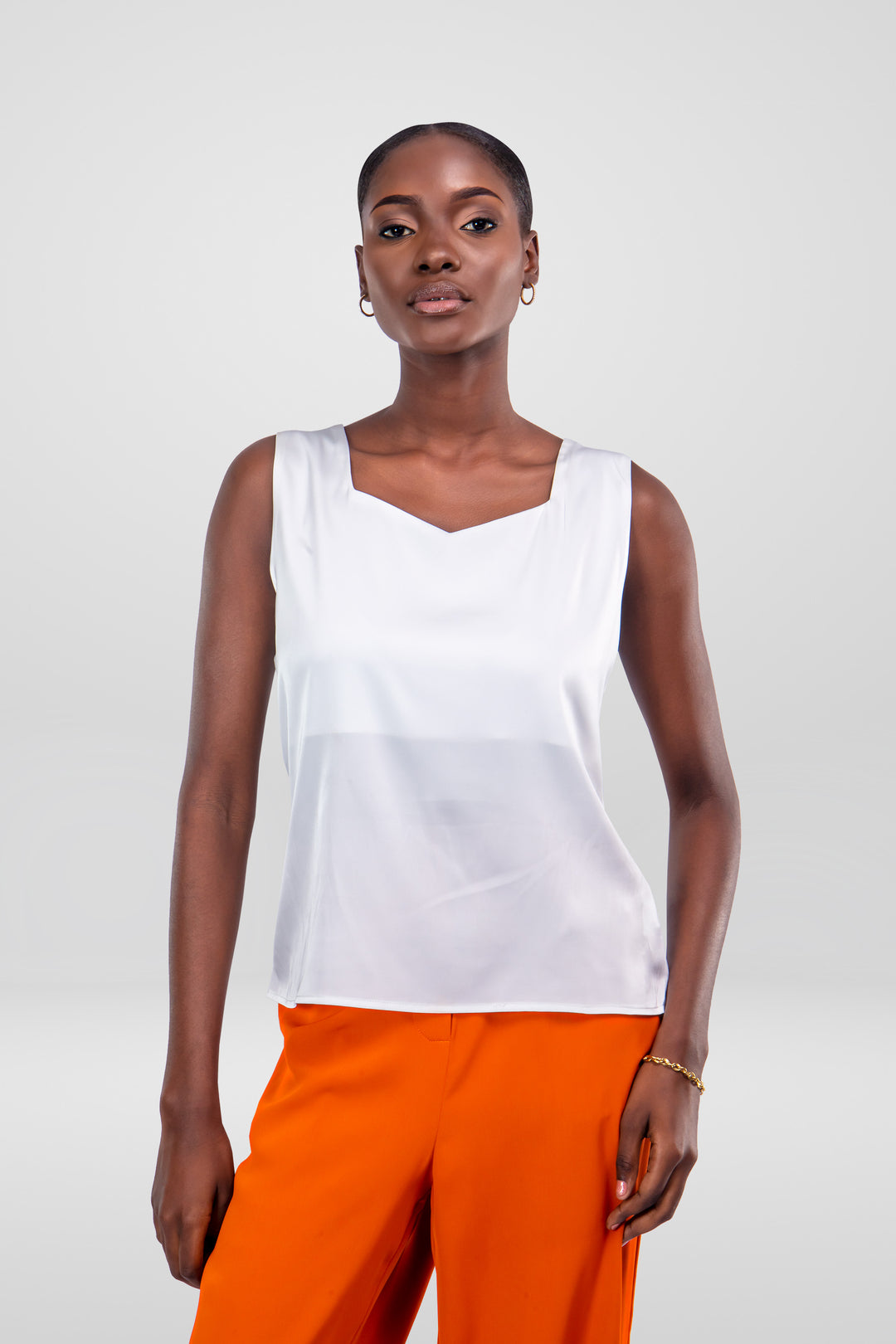 MULHER-BLUSA BRANCA NOVA