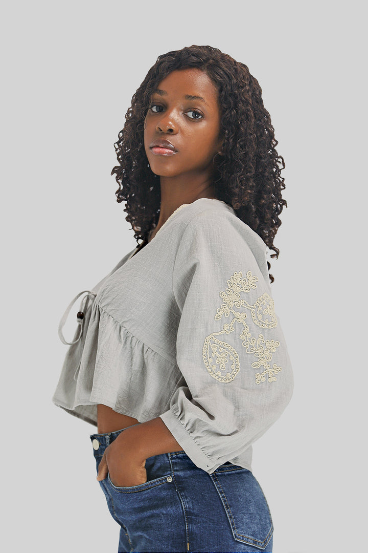 MULHER-BLUSA CINZENTA NOVA