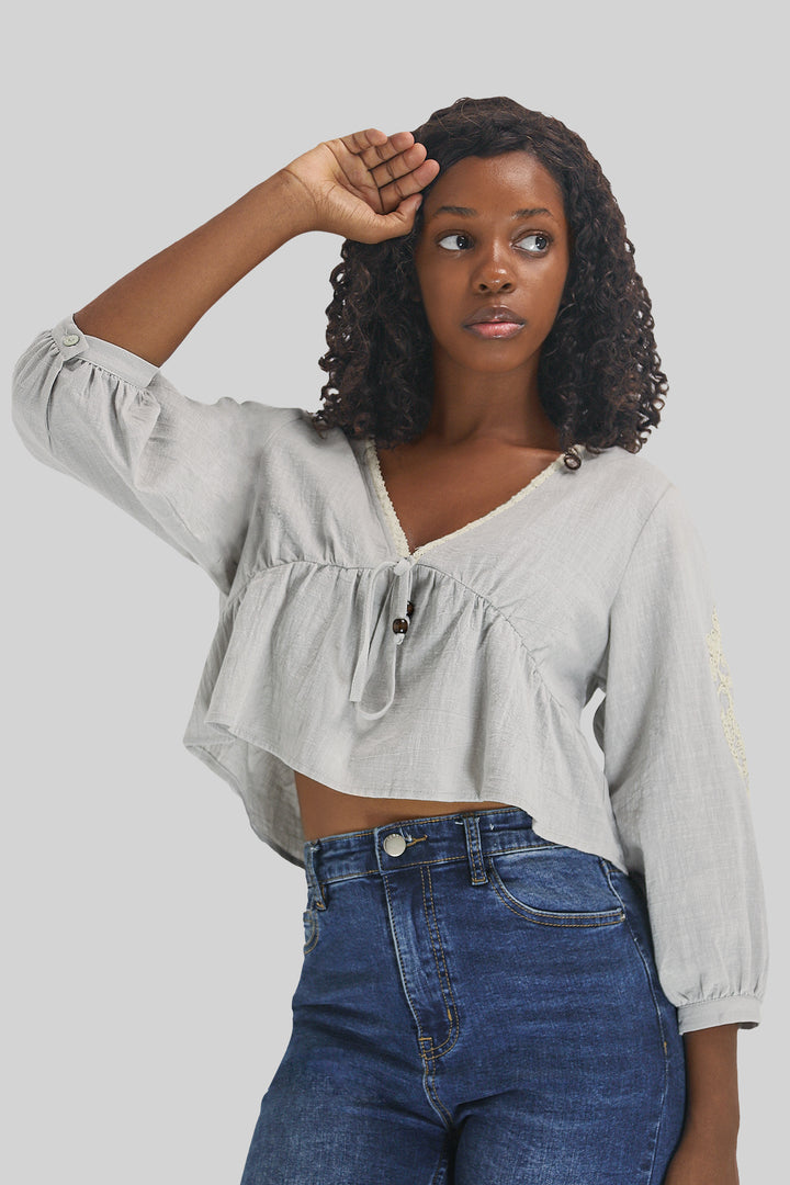 MULHER-BLUSA CINZENTA NOVA