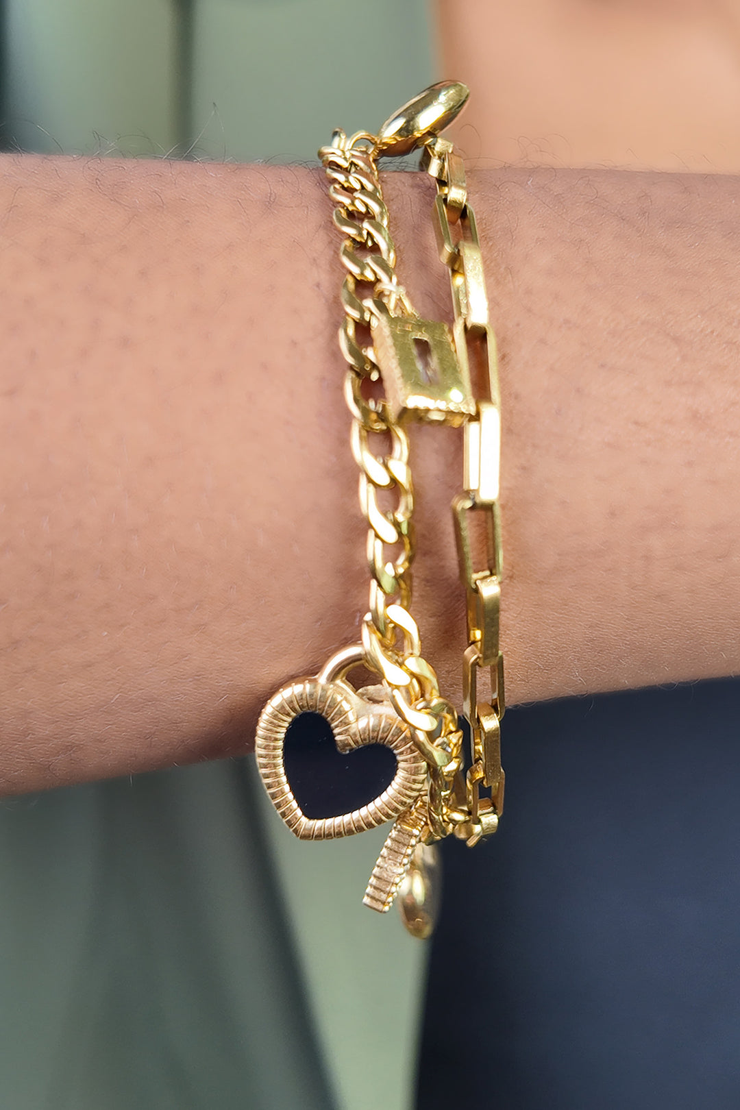 MULHER-PULSEIRA DOURADA NOVA