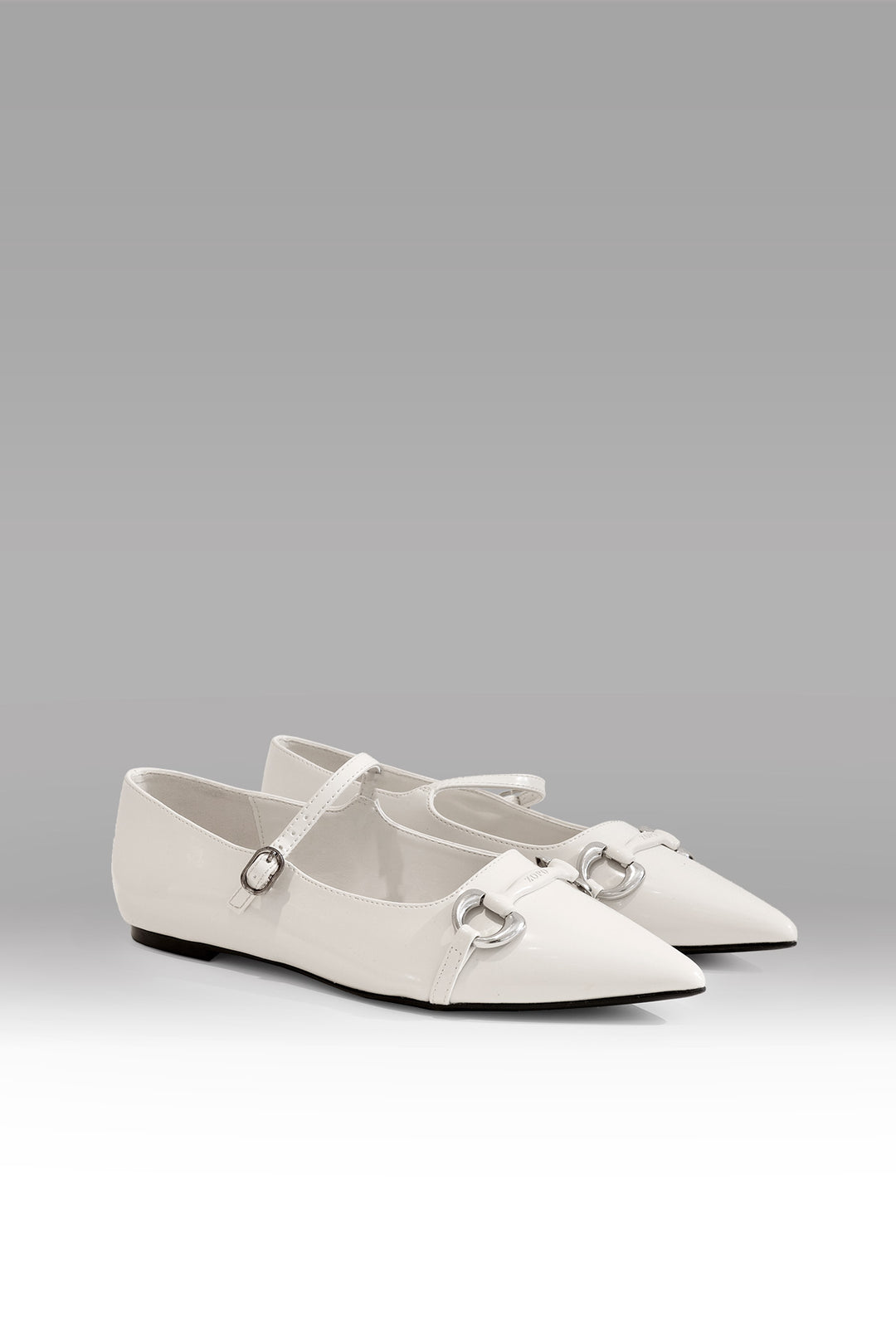 MULHER-SAPATO BRANCO NOVO