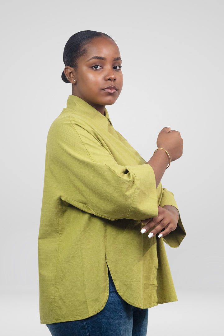 MULHER-CAMISA VERDE NOVA