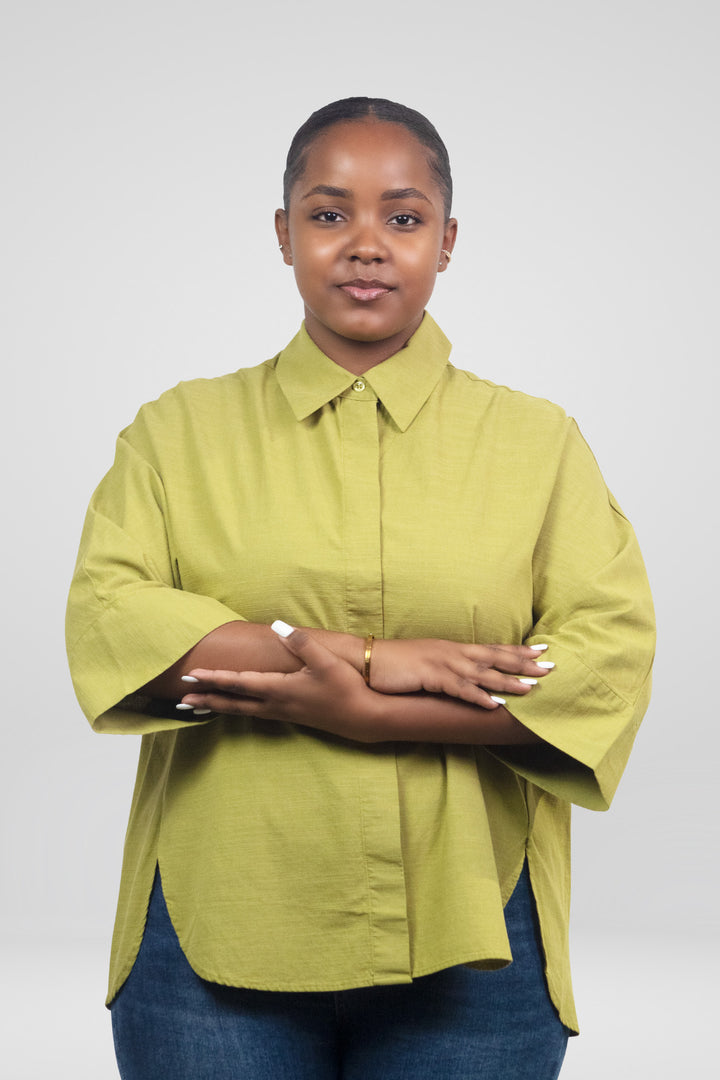 MULHER-CAMISA VERDE NOVA