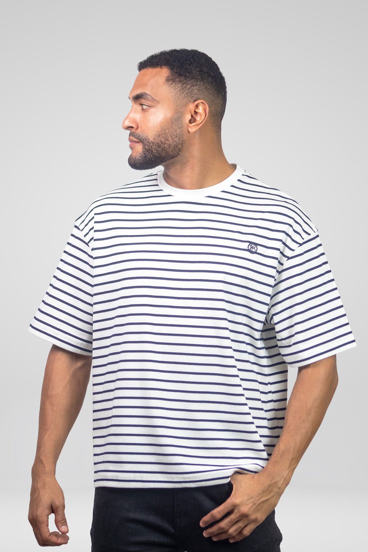 HOMEM-T-SHIRT BRANCA COM LISTRAS AZUIS NOVA – zopo