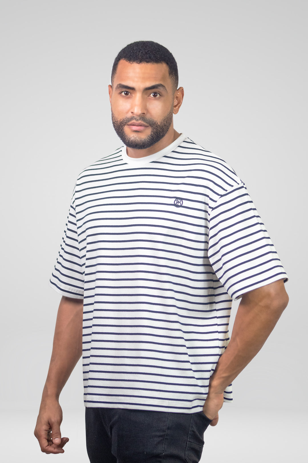 HOMEM-T-SHIRT BRANCA COM LISTRAS AZUIS NOVA