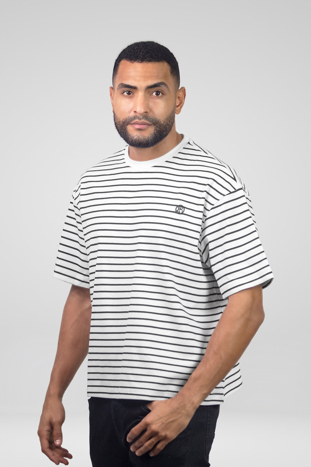 HOMEM-T-SHIRT BRANCA COM LISTRAS PRETA NOVA