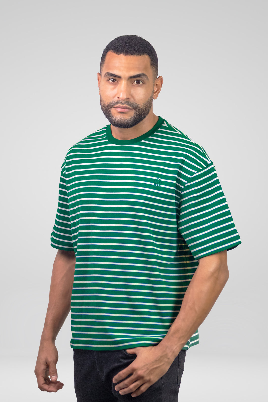 HOMEM-T-SHIRT BRANCA COM LISTRAS VERDE NOVA