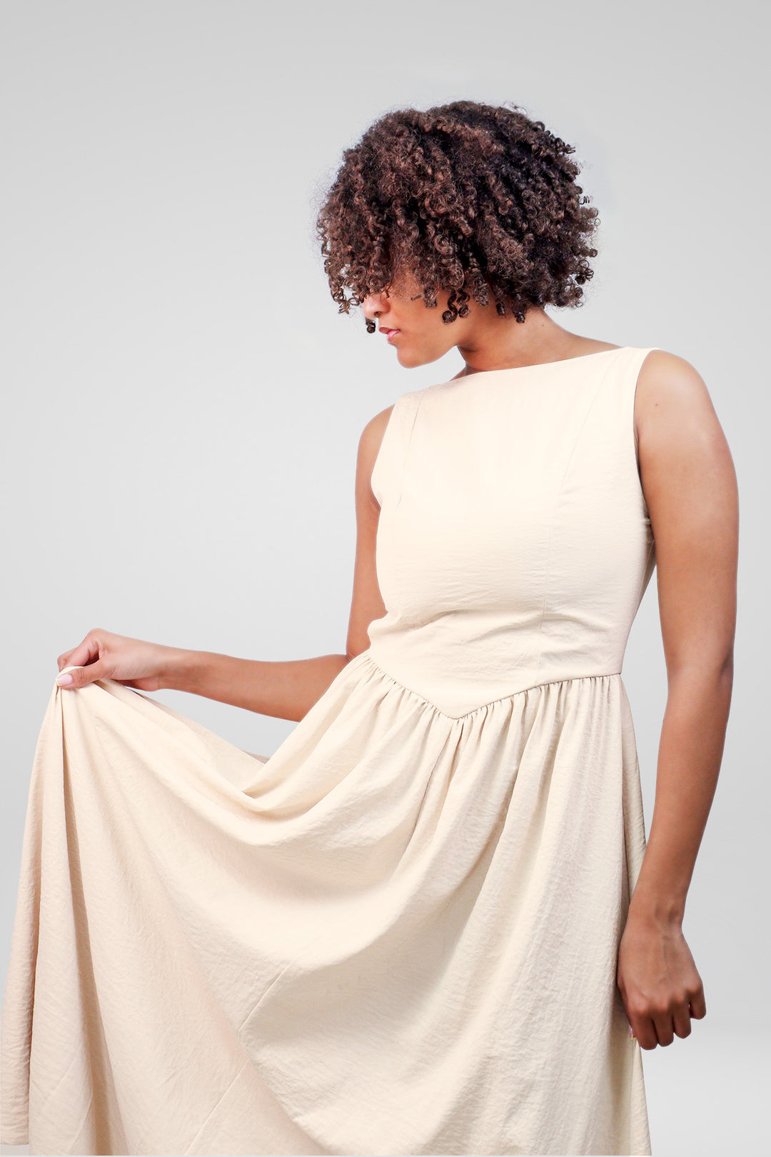 MULHER-VESTIDO CREME NOVO