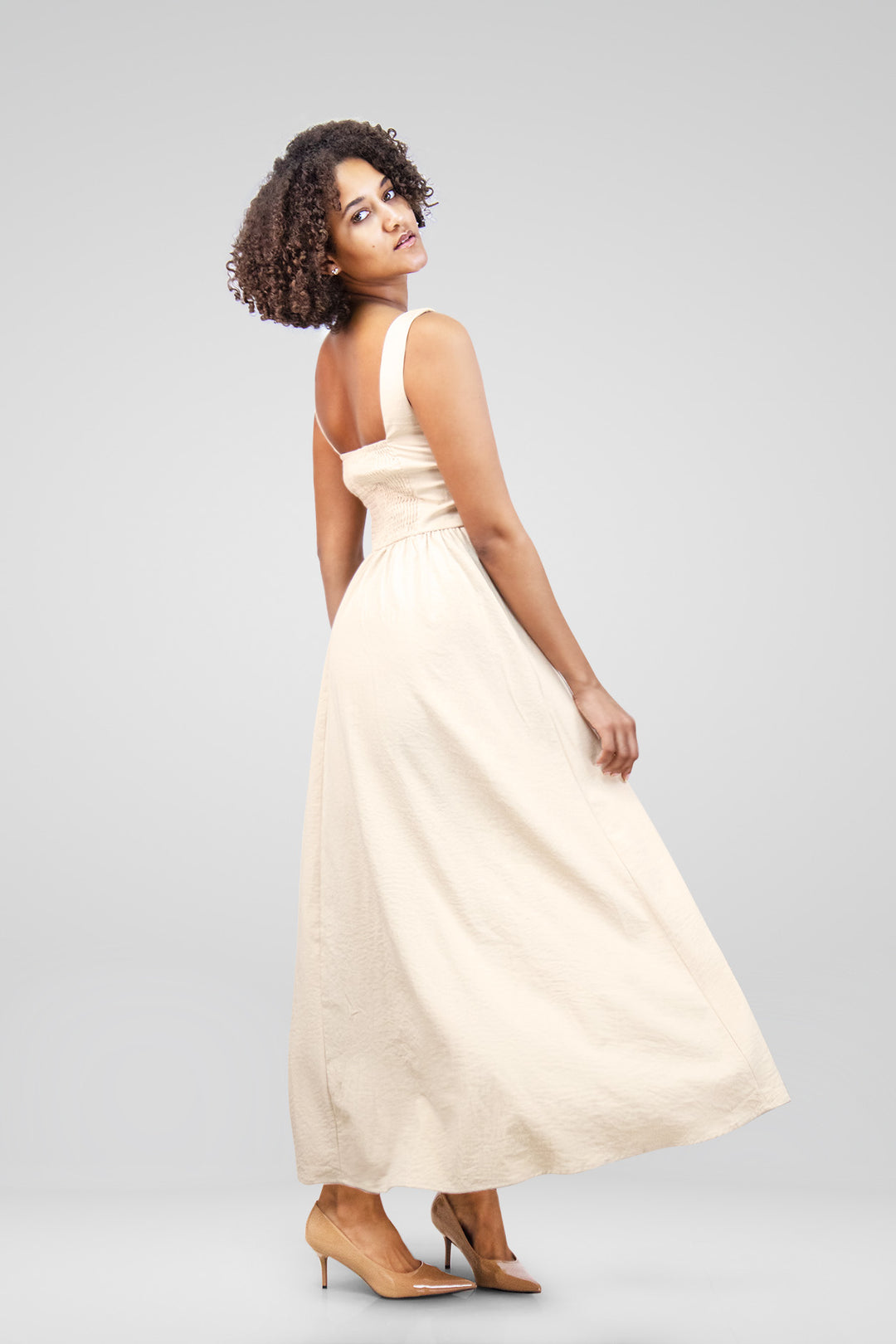 MULHER-VESTIDO CREME NOVO