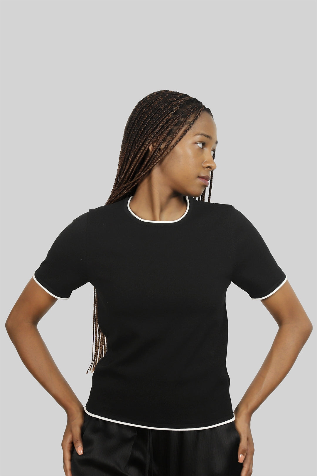 MULHER-BLUSA PRETA NOVA