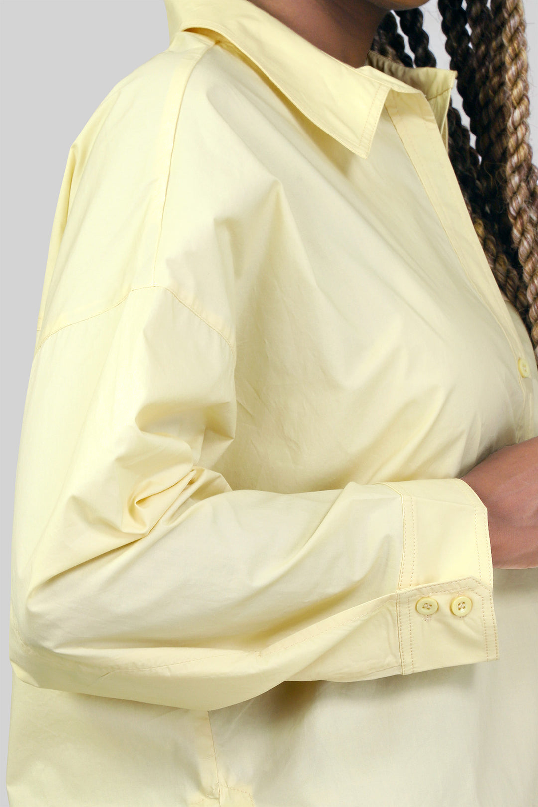 MULHER-CAMISA AMARELA NOVA 2026