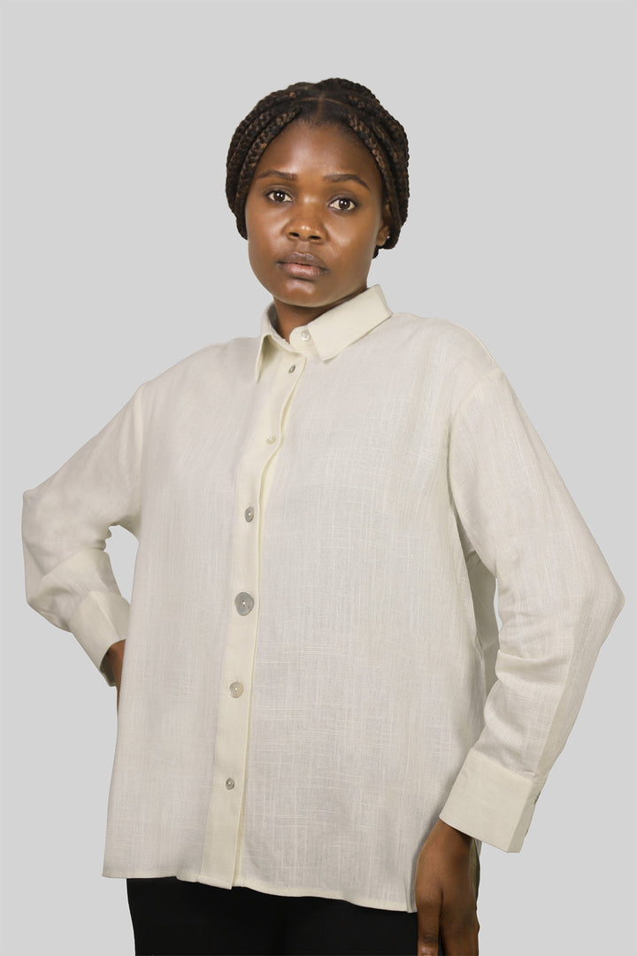 MULHER-CAMISA BRANCA NOVA