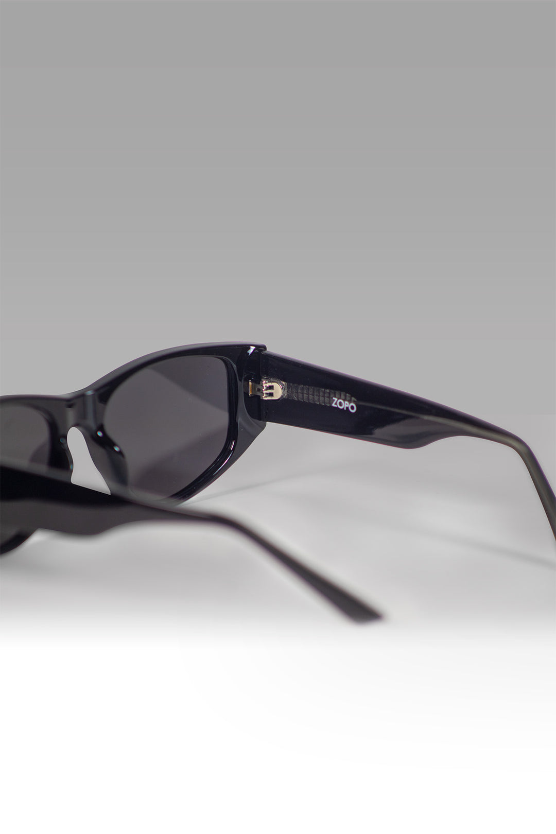 HOMEM-ÓCULOS DE SOL NOVO