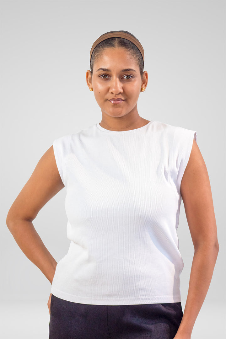 MULHER-BLUSA BRANCA NOVA