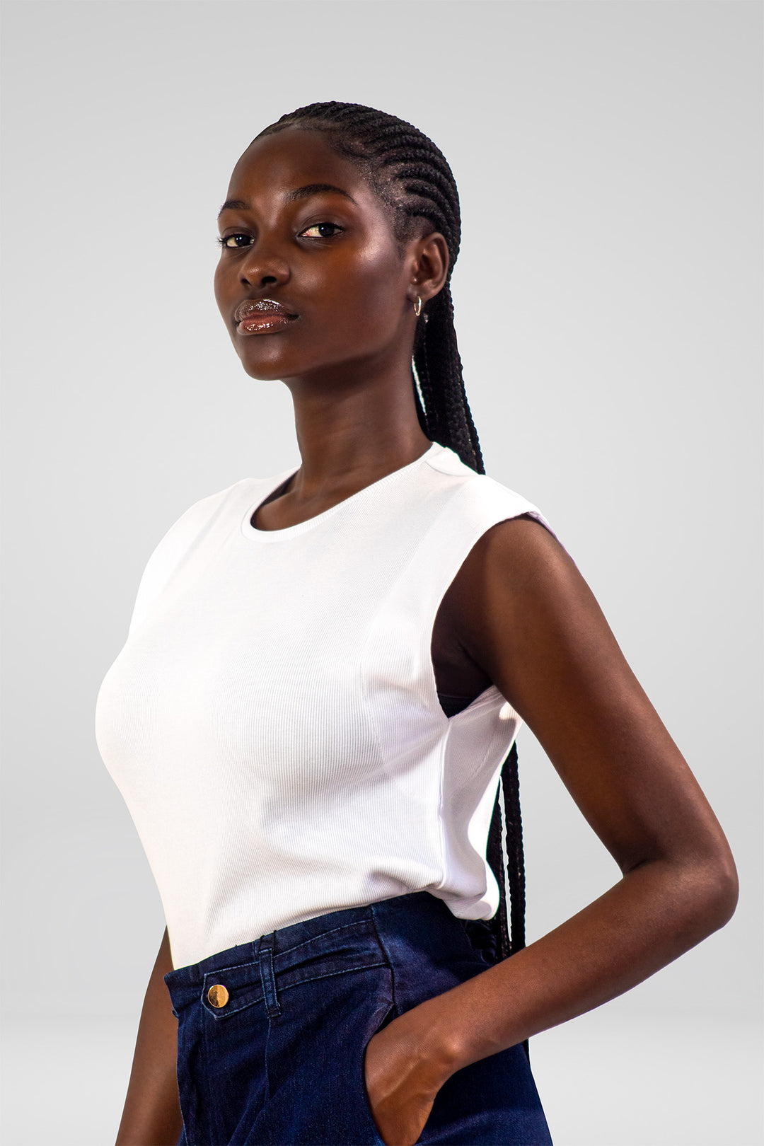 MULHER-BLUSA BRANCA NOVA