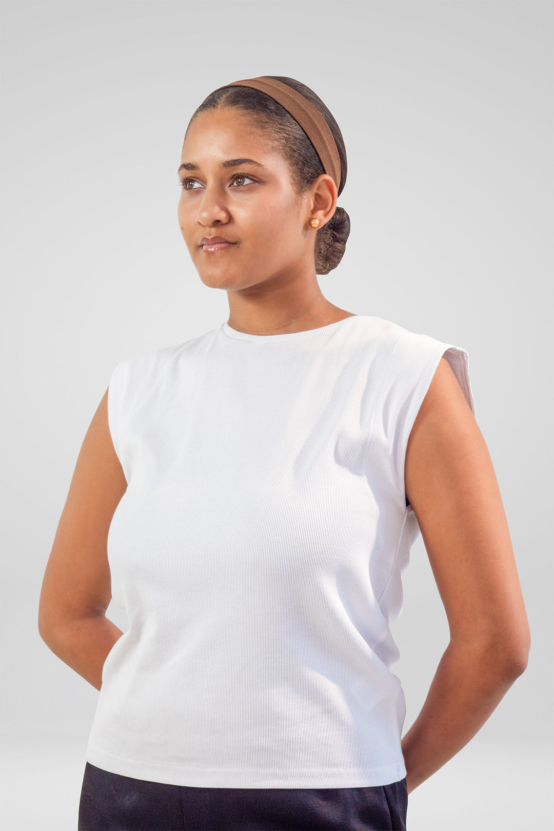 MULHER-BLUSA BRANCA NOVA