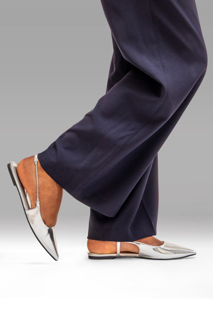 MULHER-SAPATO PRATEADO NOVO