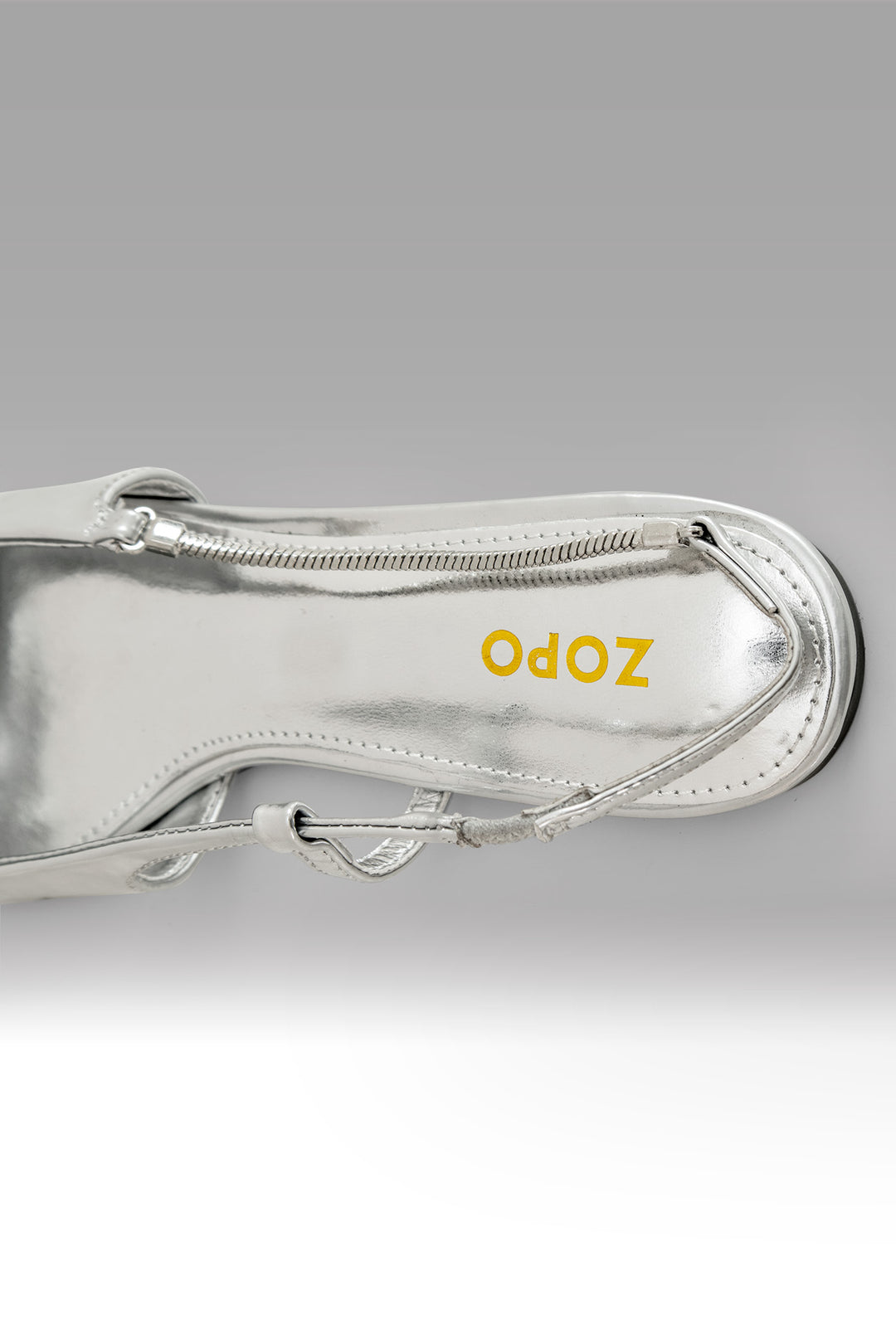 MULHER-SAPATO PRATEADO NOVO