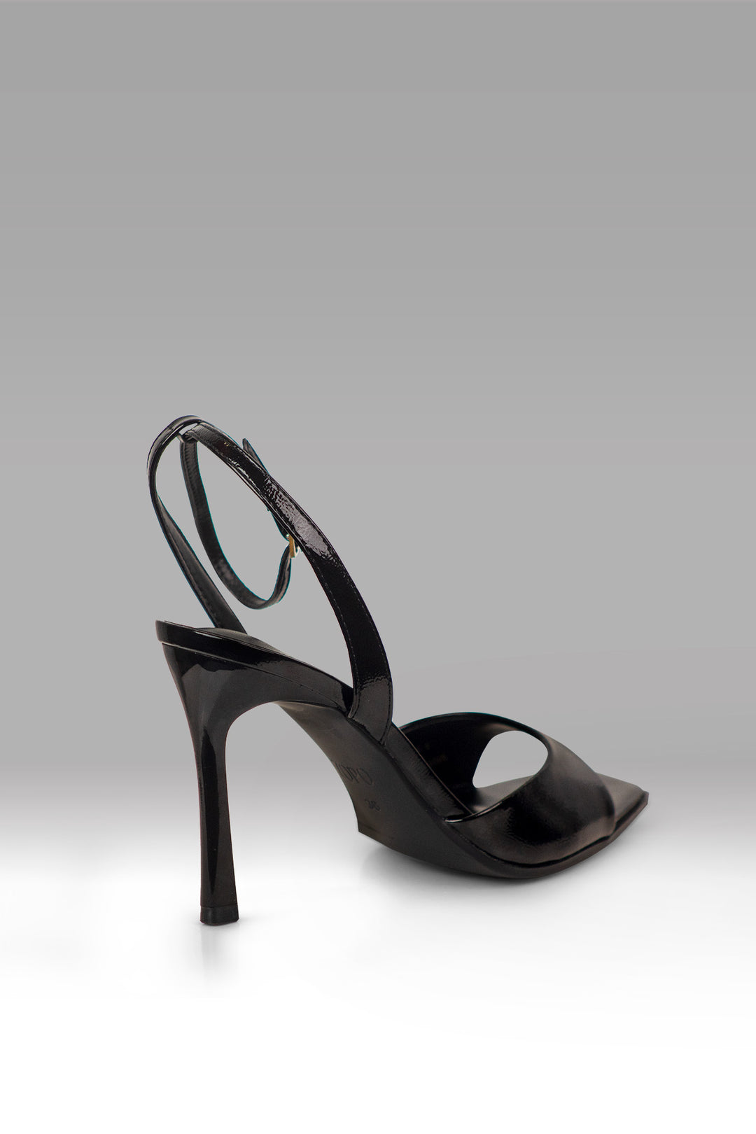 MULHER-SANDÁLIA ALTA PRETA NOVA