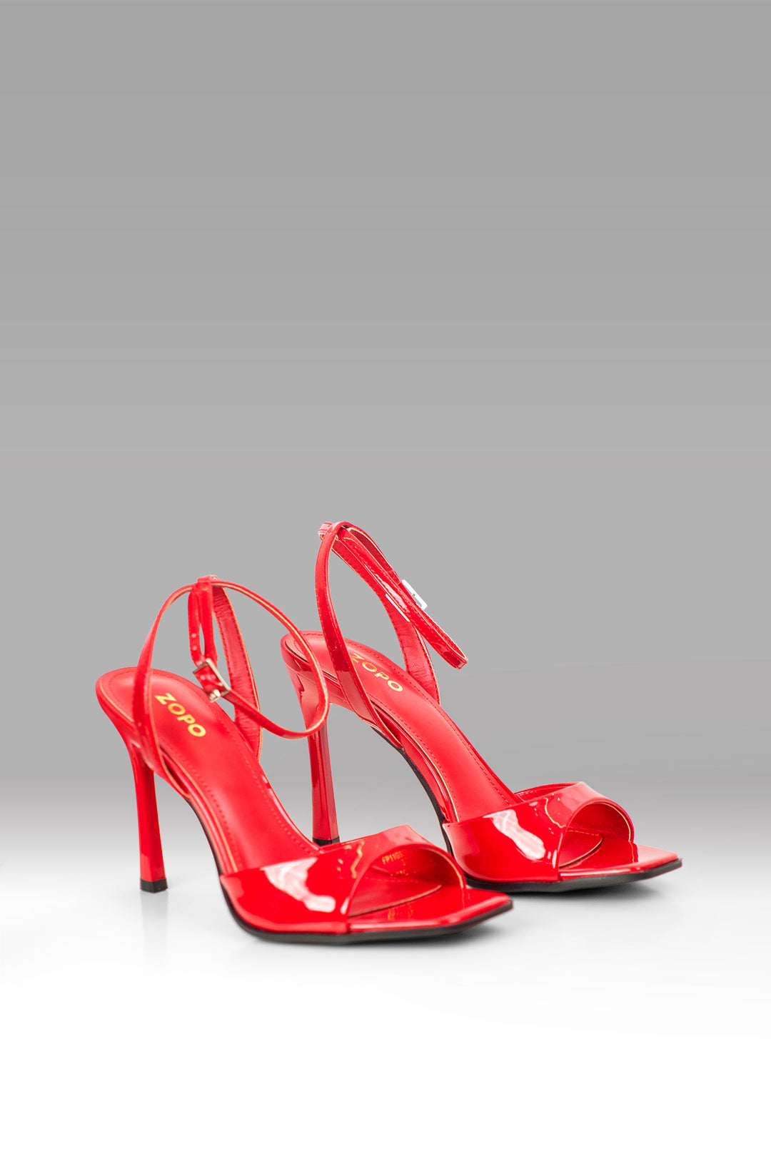 MULHER-SANDÁLIAS VERMELHAS NOVA