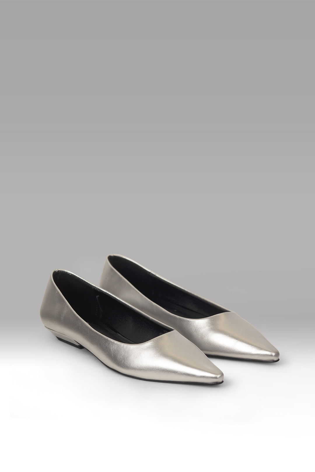 MULHER-SAPATO PRATEADO NOVO