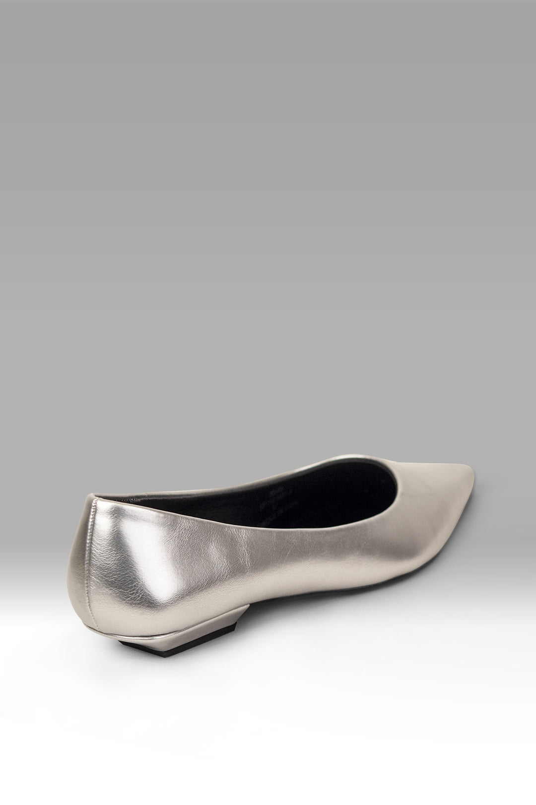 MULHER-SAPATO PRATEADO NOVO