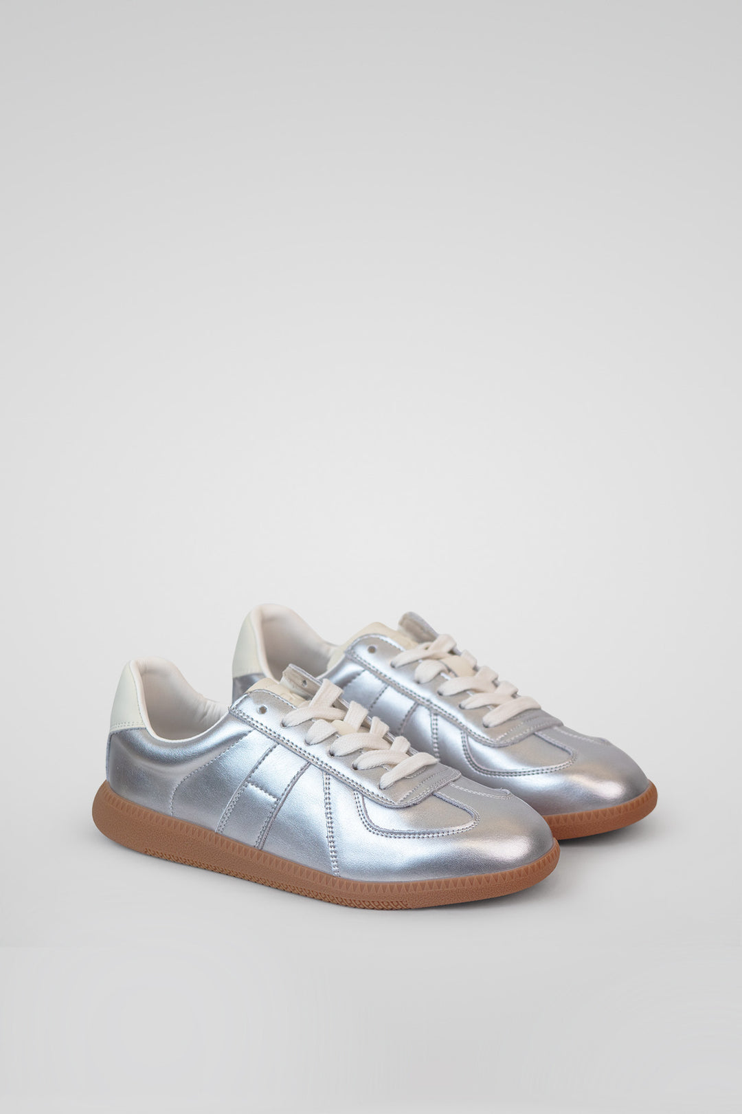 MULHER-TÉNIS PRATEADO E BRANCO NOVO