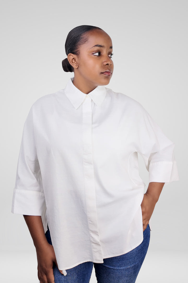 MULHER-CAMISA BRANCA NOVA