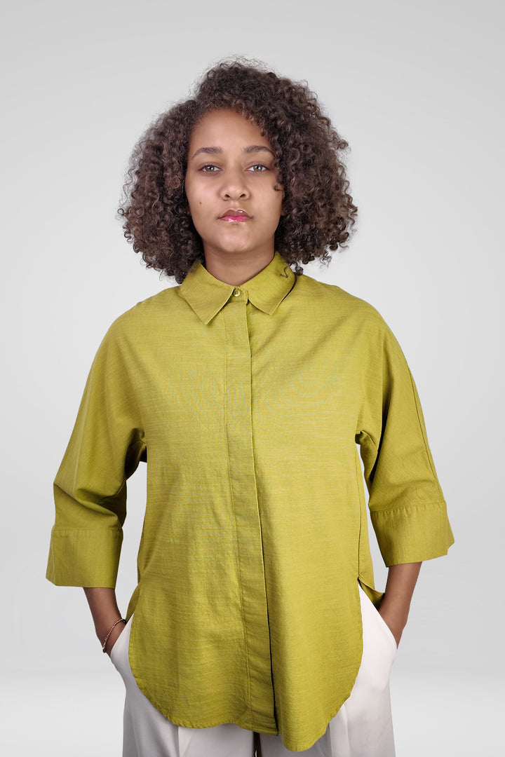 MULHER-CAMISA VERDE NOVA