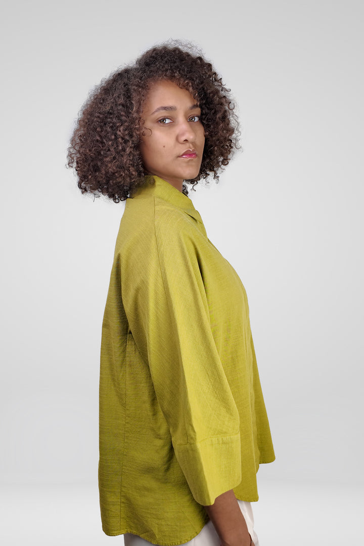 MULHER-CAMISA VERDE NOVA