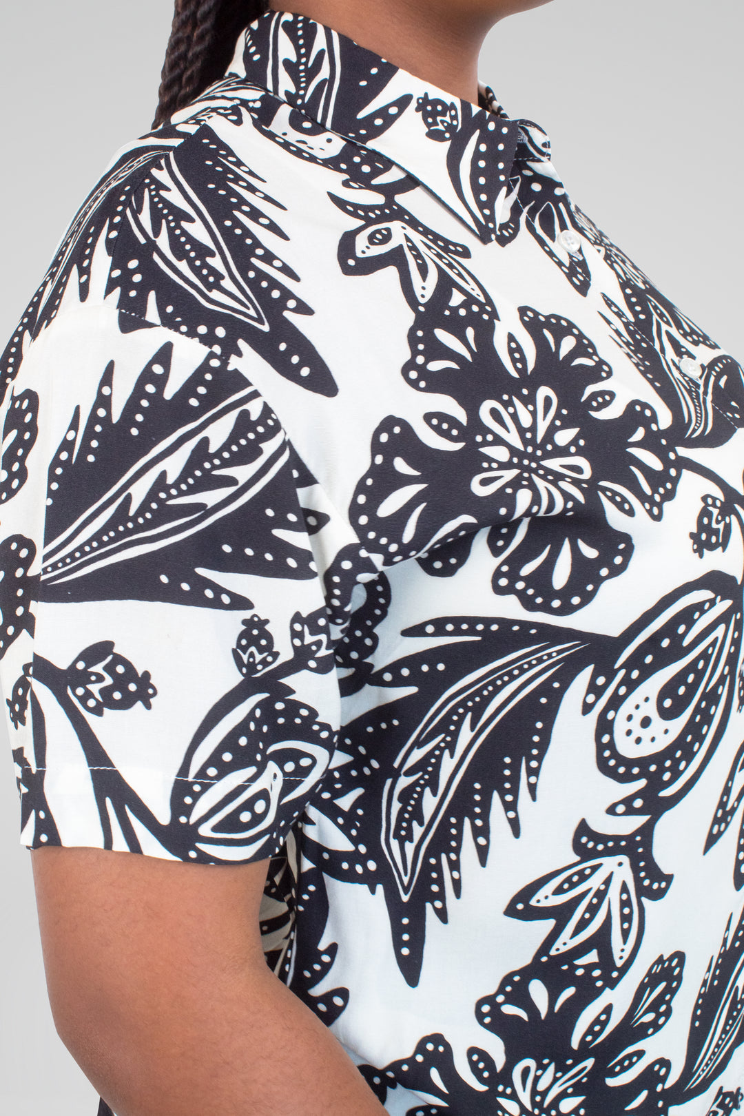 MULHER-BLUSA BRANCA COM ESTAMPAS NOVA