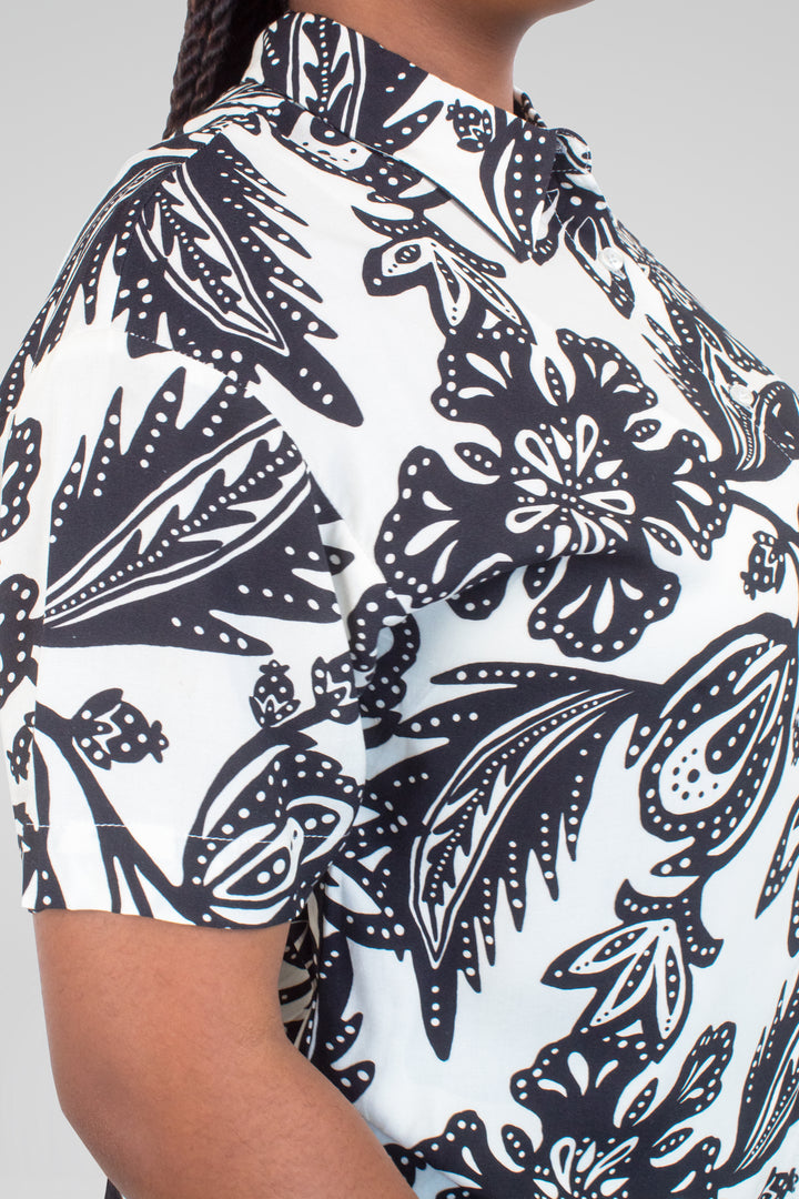 MULHER-BLUSA BRANCA COM ESTAMPAS NOVA