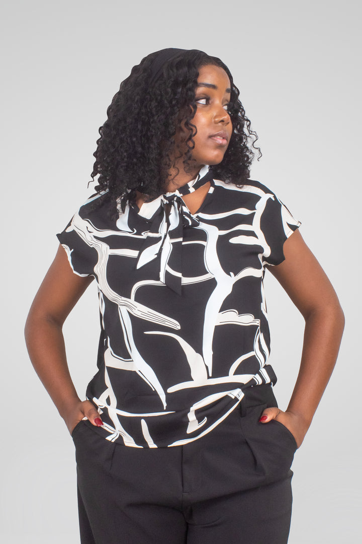 MULHER-BLUSA PRETA COM ESTAMPAS NOVA