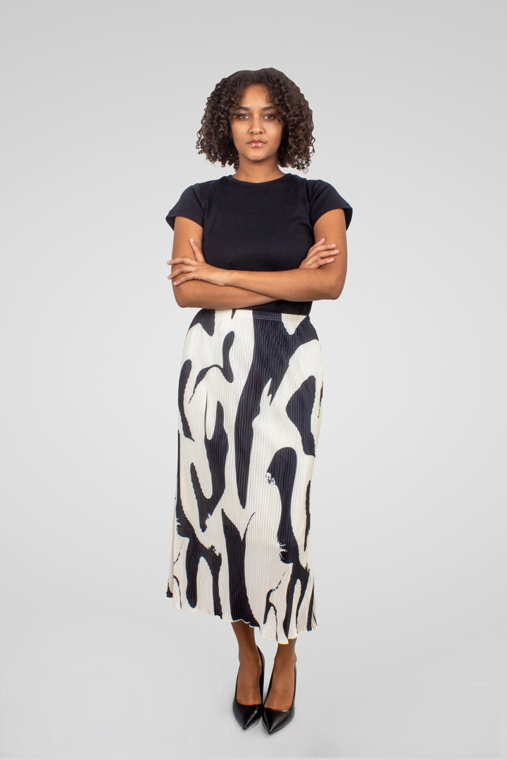 MULHER-SAIA SOCIAL BRANCA E PRETA NOVA