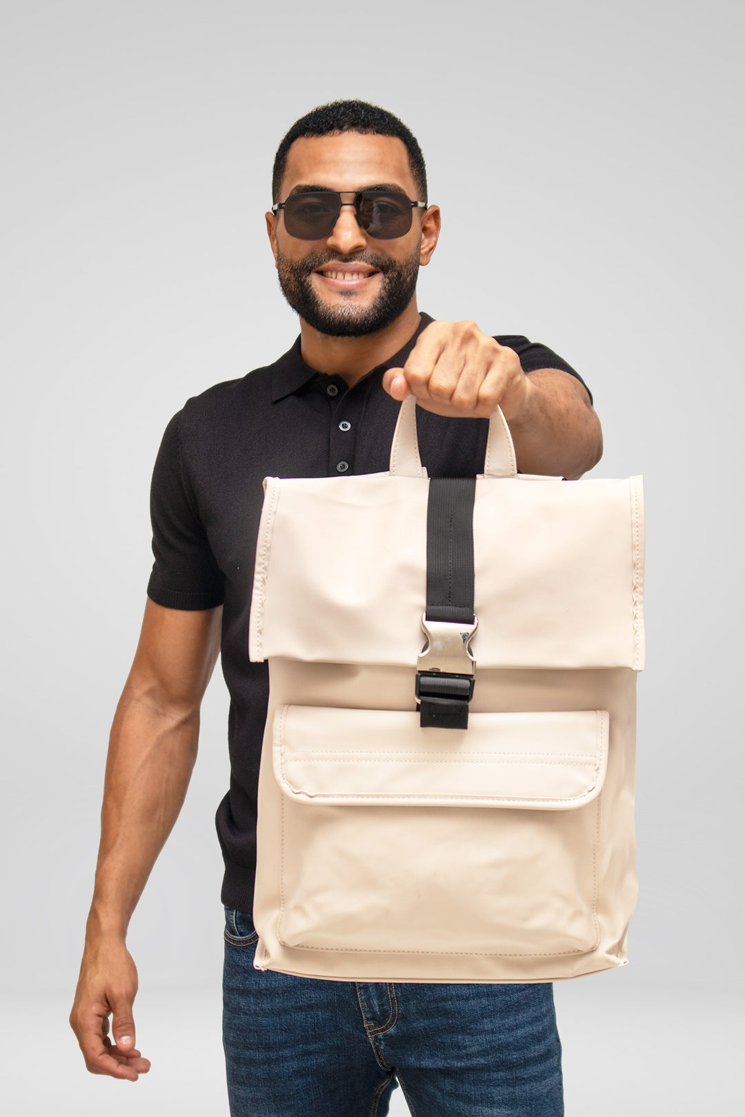 HOMEM-MOCHILA BEGE NOVA