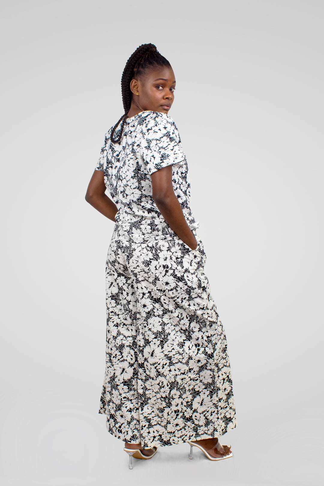 MULHER-CONJUNTO ESTAMPADO BRANCO E PRETO NOVO