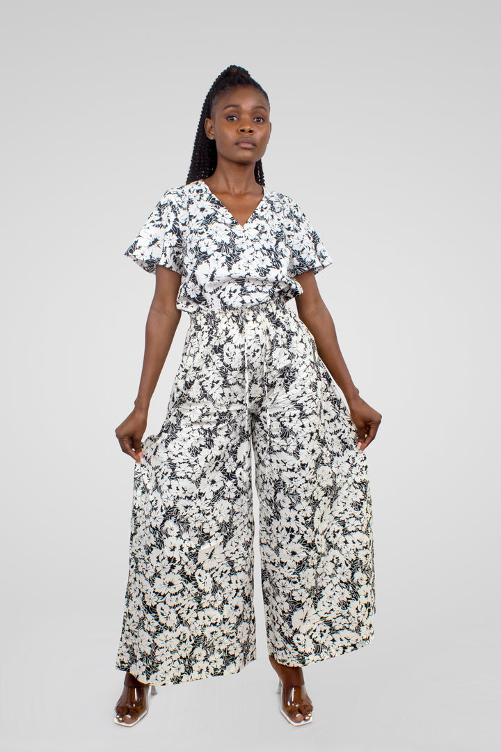 MULHER-CONJUNTO ESTAMPADO BRANCO E PRETO NOVO