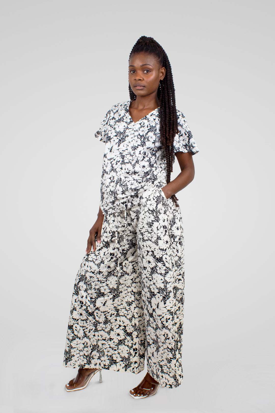 MULHER-CONJUNTO ESTAMPADO BRANCO E PRETO NOVO