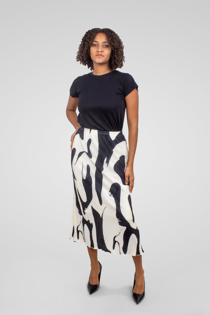 MULHER-SAIA SOCIAL BRANCA E PRETA NOVA