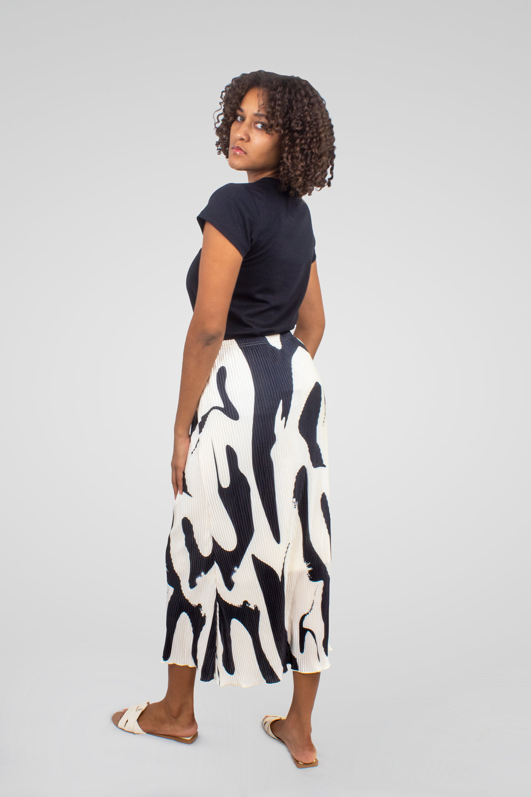 MULHER-SAIA SOCIAL BRANCA E PRETA NOVA