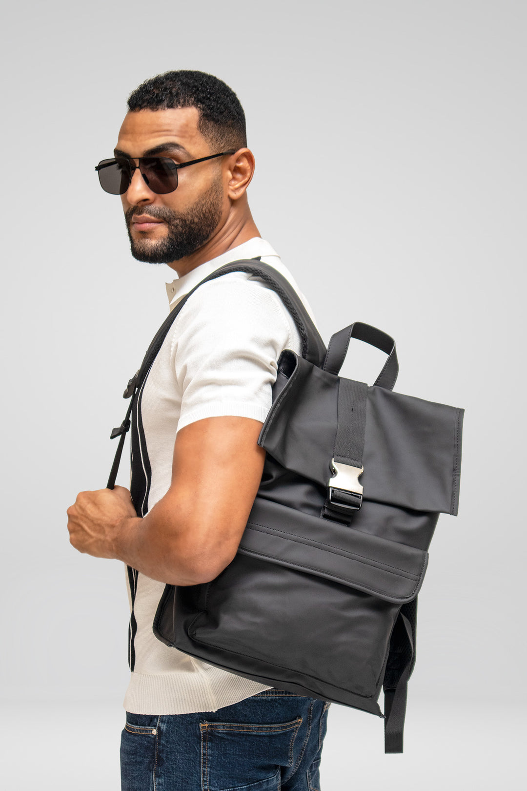 HOMEM-MOCHILA PRETA NOVA