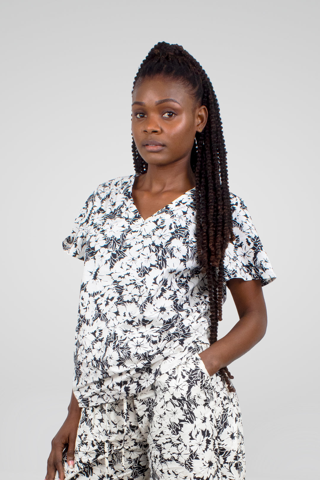 MULHER-CONJUNTO ESTAMPADO BRANCO E PRETO NOVO